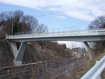 国道4号の上に架かるコンクリートラーメン橋の写真