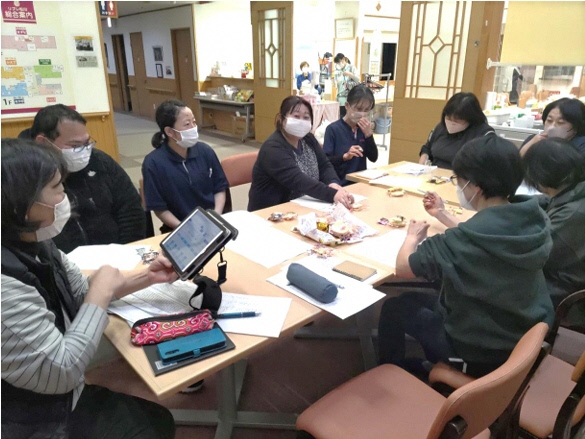 会議で意見を出し合う職員