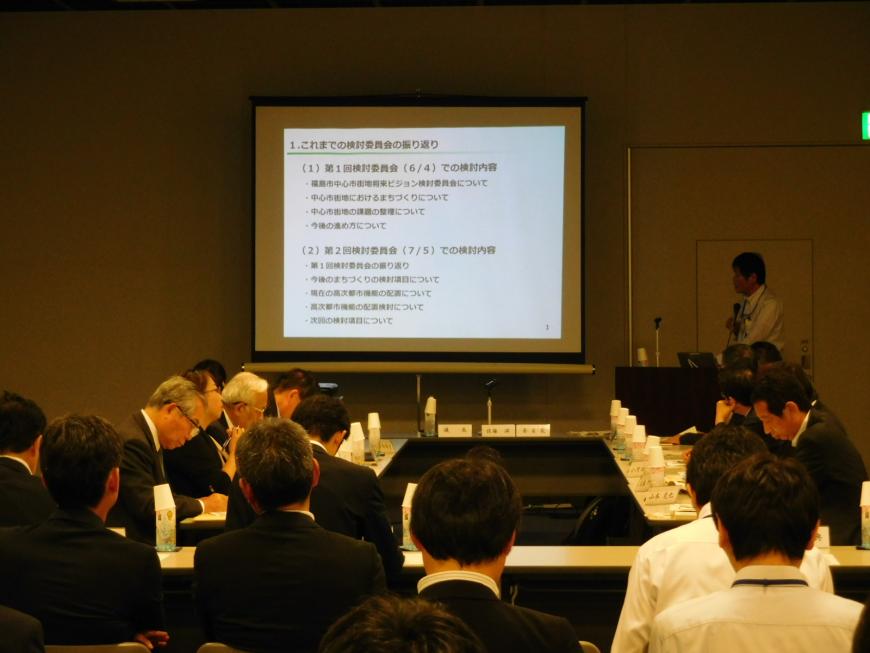 正面のスクリーンを大きめに映し、周りの参加者が説明を聞いている写真