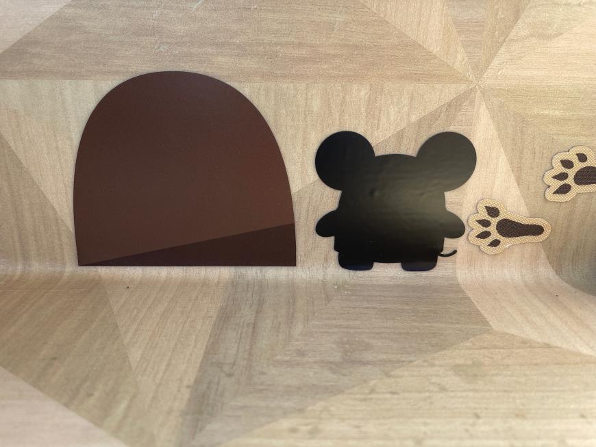 ネズミのイラストや足跡のシークレットマークを撮影した写真