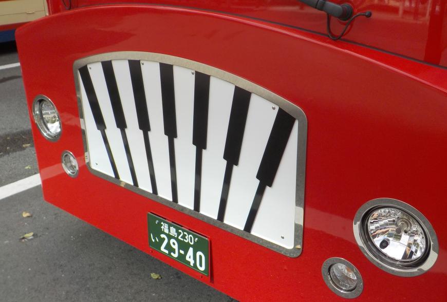 ピアノをモチーフにした車体の塗装の写真