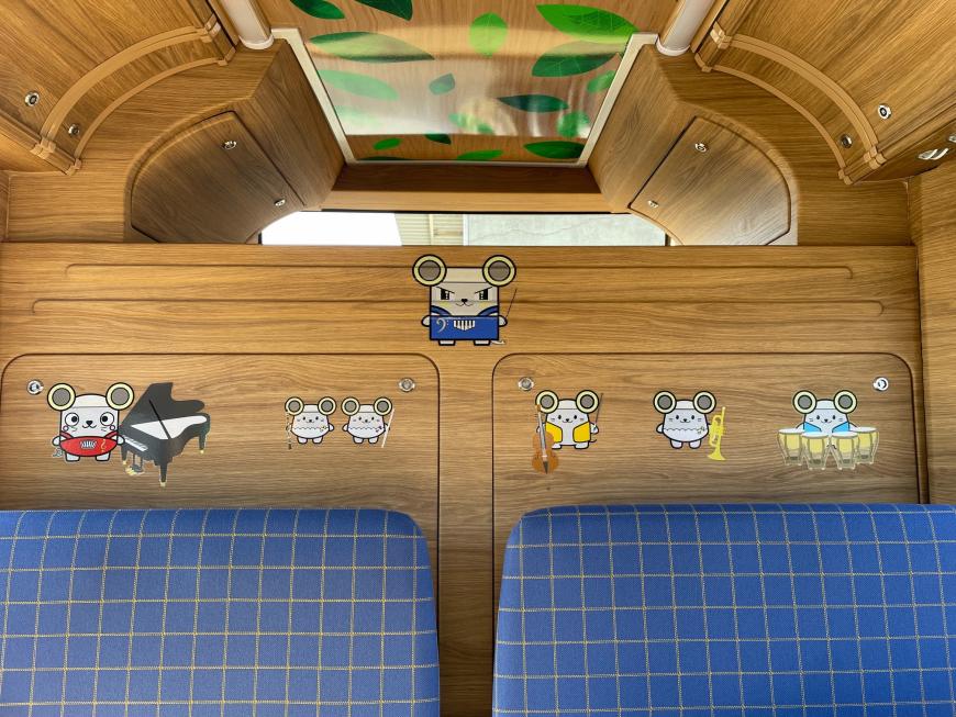 あかめろやあおめろなどのオリジナルキャラクターが描かれている車内の写真