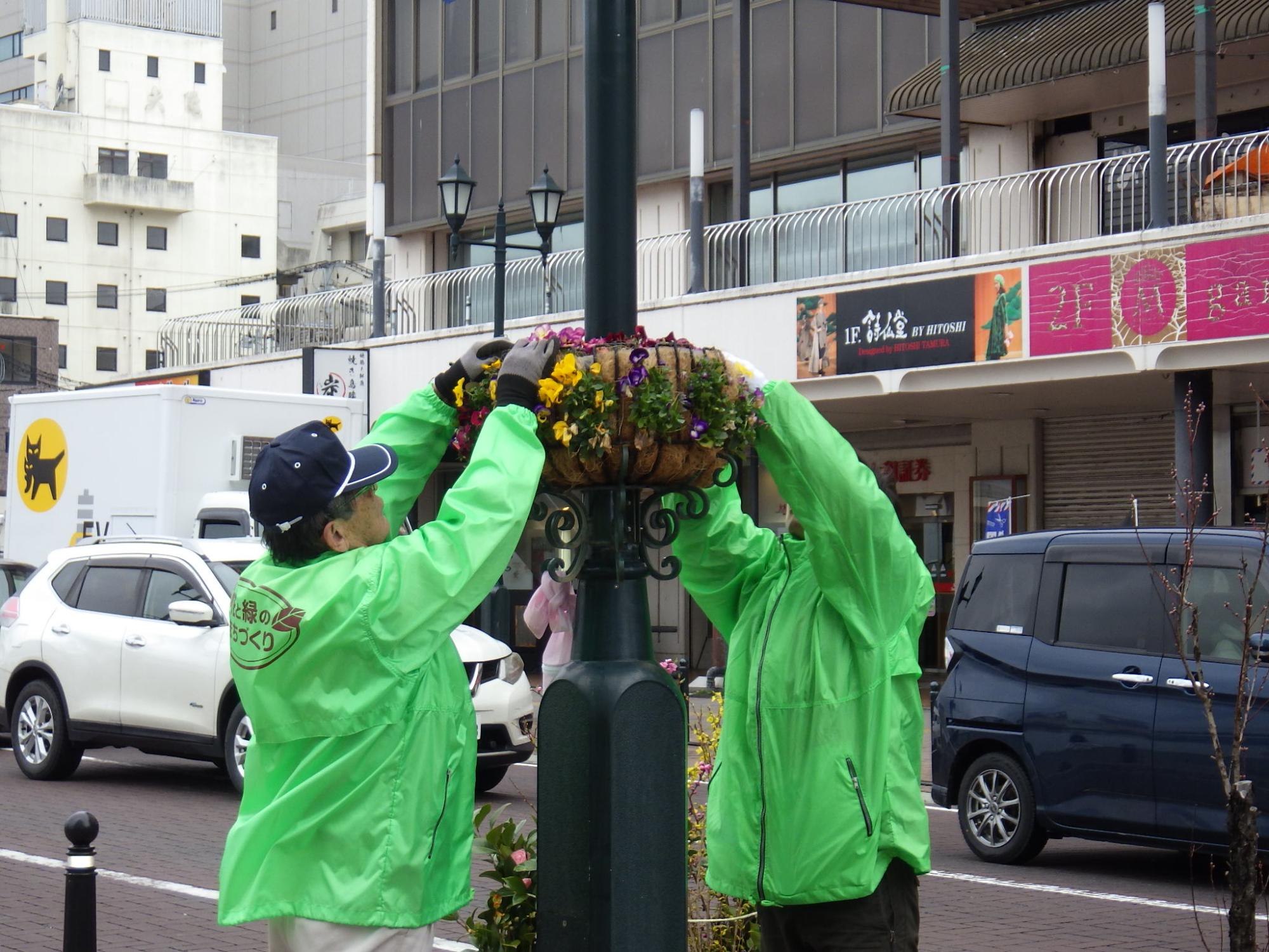 福島県造園建設業協会と協同でフラワーバスケットを設置しています