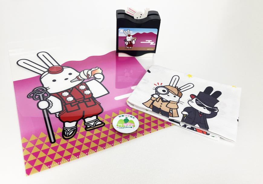変装をしたももりんのイラストが描かれた楊枝入れ、ランチクロス、クリアファイルの写真