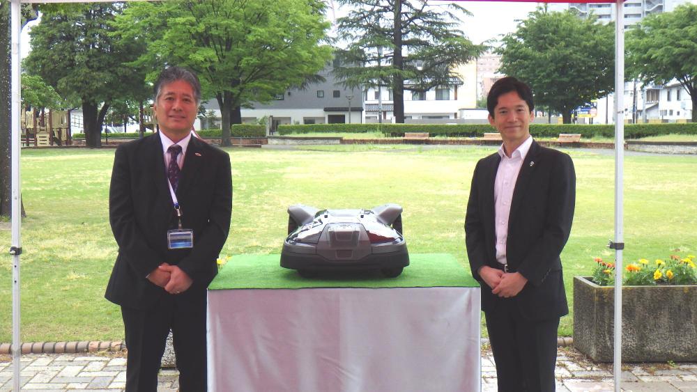 株式会社福島県中央計算センター 代表取締役社長 永田嗣昭氏（左）と 馬場雄基福島市長（右）