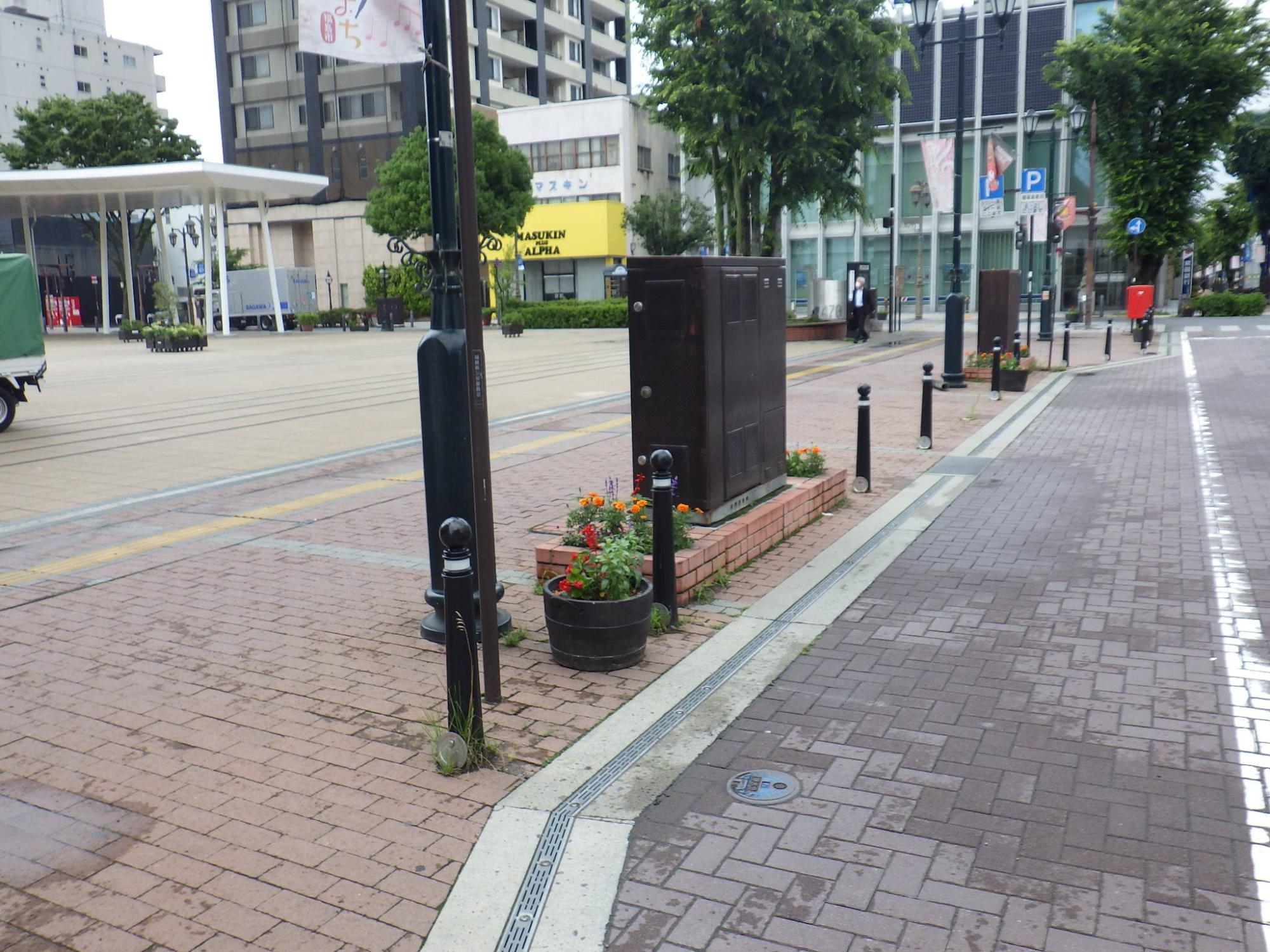 駅前通りに設置したプランター