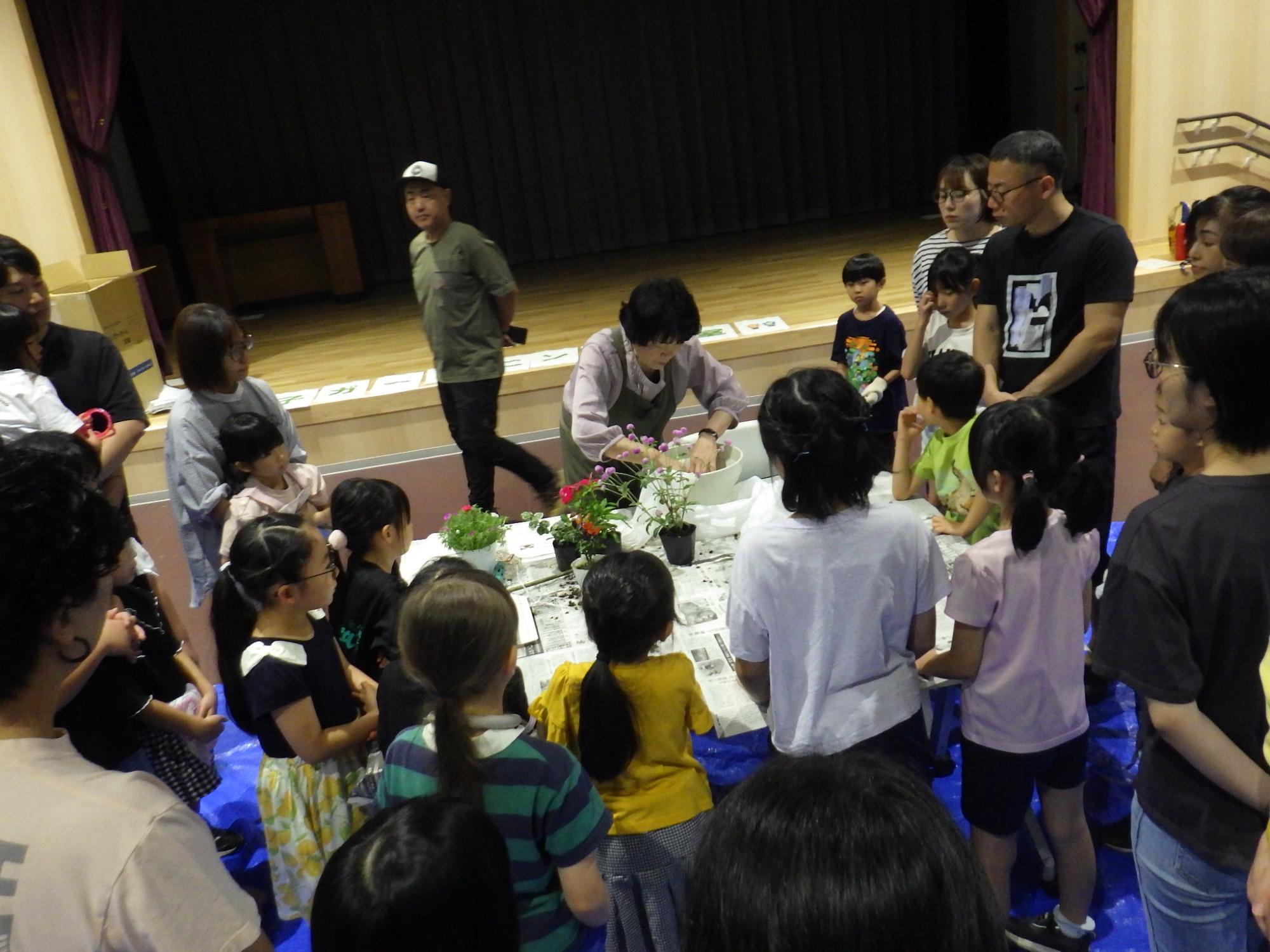 講師が説明している様子