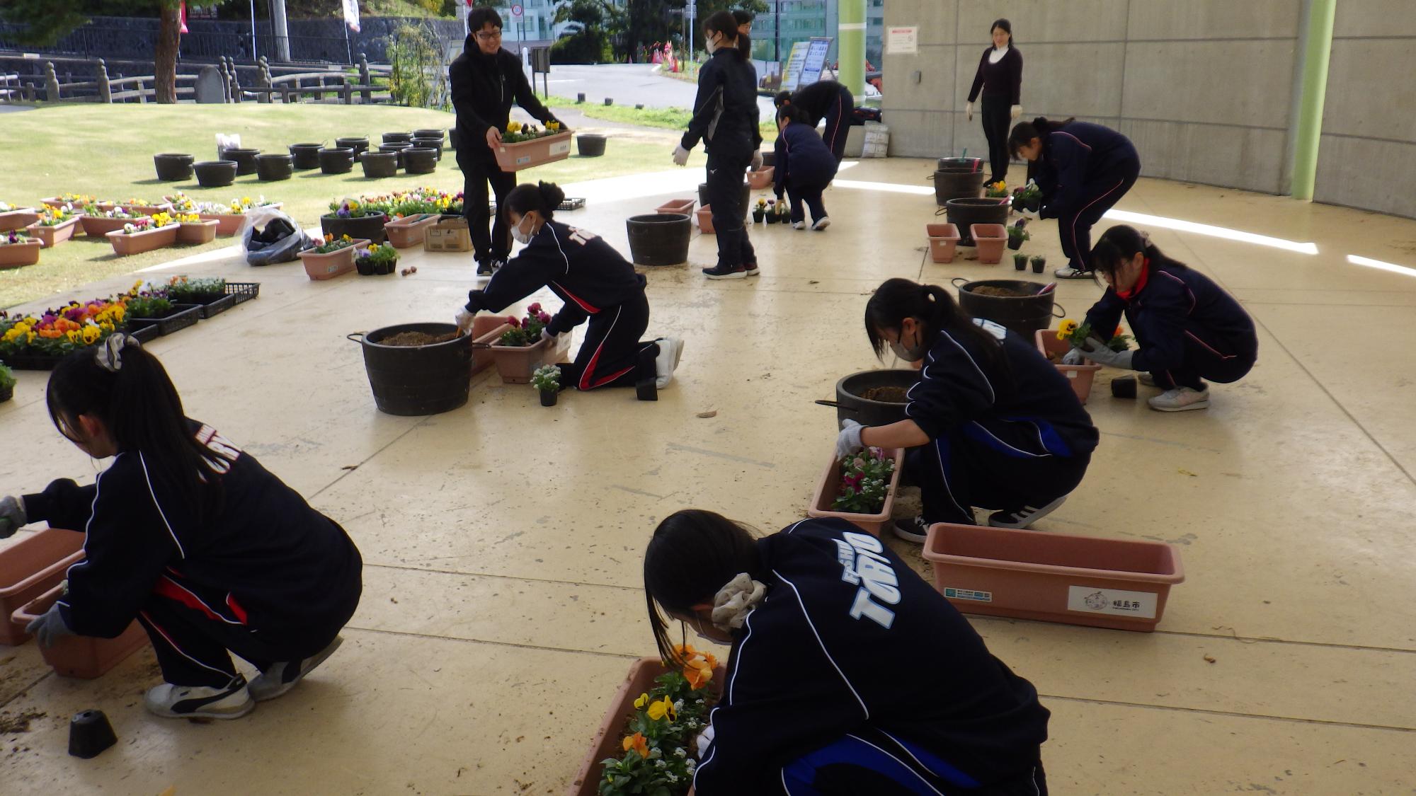 高校生が頑張ってプランター作成しています