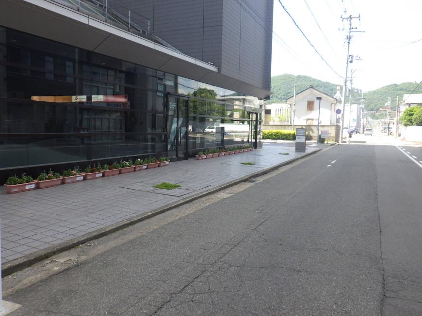 ビルの壁際に沿ってプランターが設置されている写真