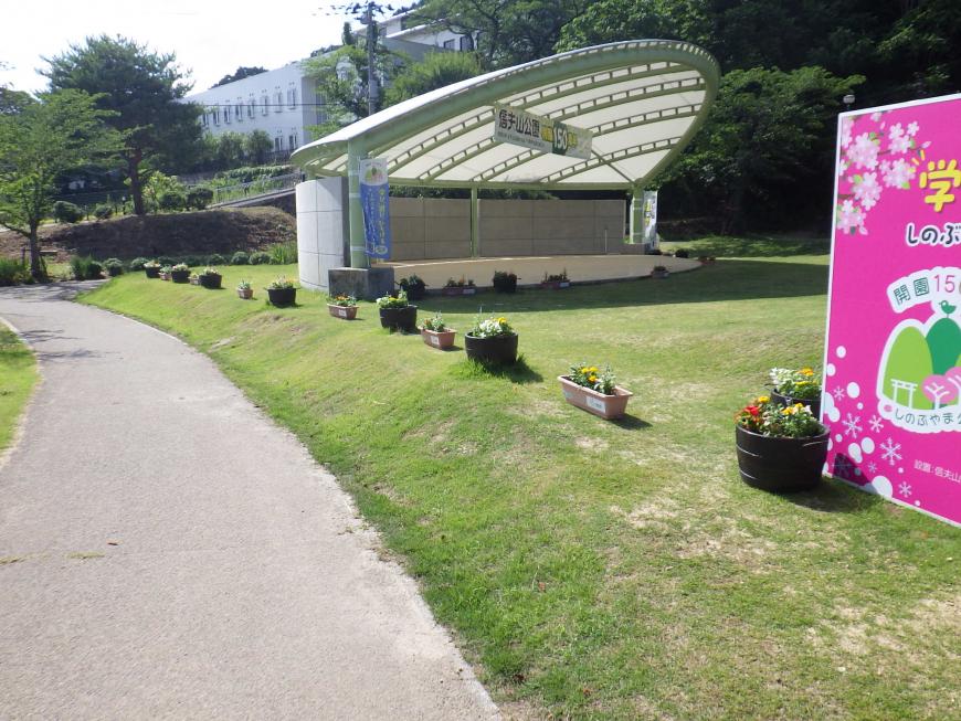 芝生の広場に等間隔に設置されたプランターの写真