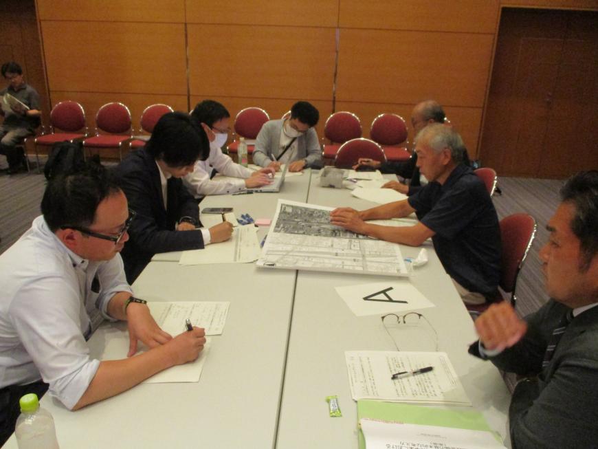 資料にメモを書き込みながら話し合いをしている参加者の写真