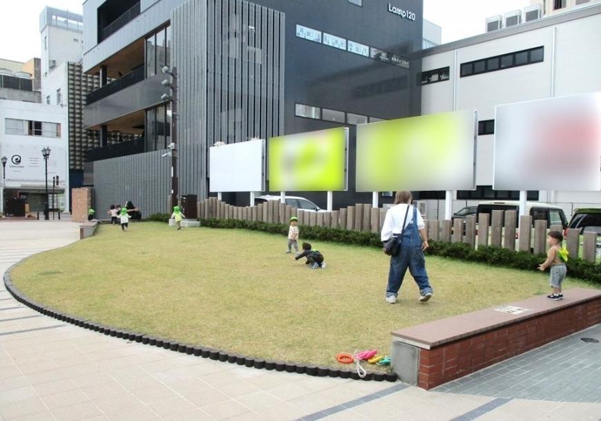 まちなか広場の芝生スペースで子どもたちが遊んでいる写真