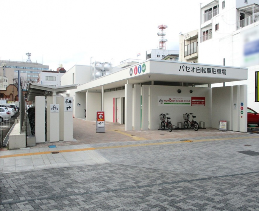 屋根部分に「パセオ自転車駐車場」と書かれた白い建物の写真