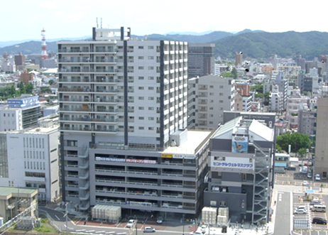 下階が立体駐車場、上階が共同住宅になっている高層階の建物の外観写真