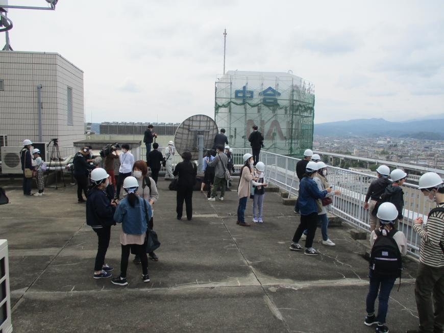 広々とした屋上に参加者の人たちが色々な場所で見学をしている様子を写した写真