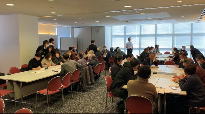 グループごとに分かれて席について話し合いをしている参加者の写真