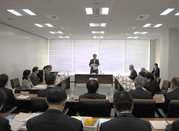 関係者の方々が席についており、中央の席に立つ小林市長があいさつをしている写真