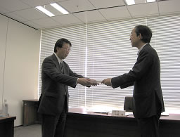 諮問する小林市長とそれに応じる初澤会長が向かいあっている様子の写真