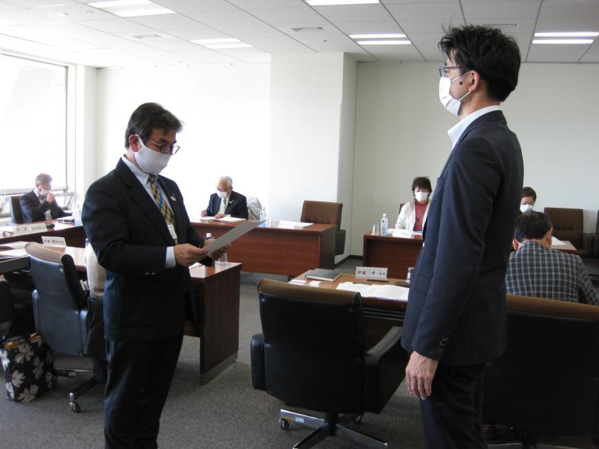 左側の男性が委託状を読み上げ右側の男性が真向かいに立っている写真