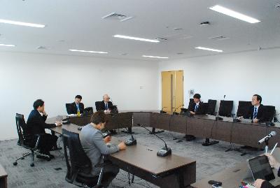 ロの字型に設置した机に委員が座り会議が行われている様子の写真