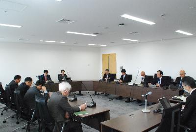 ロの字型に設置した机に委員が座り会議が行われている様子の写真