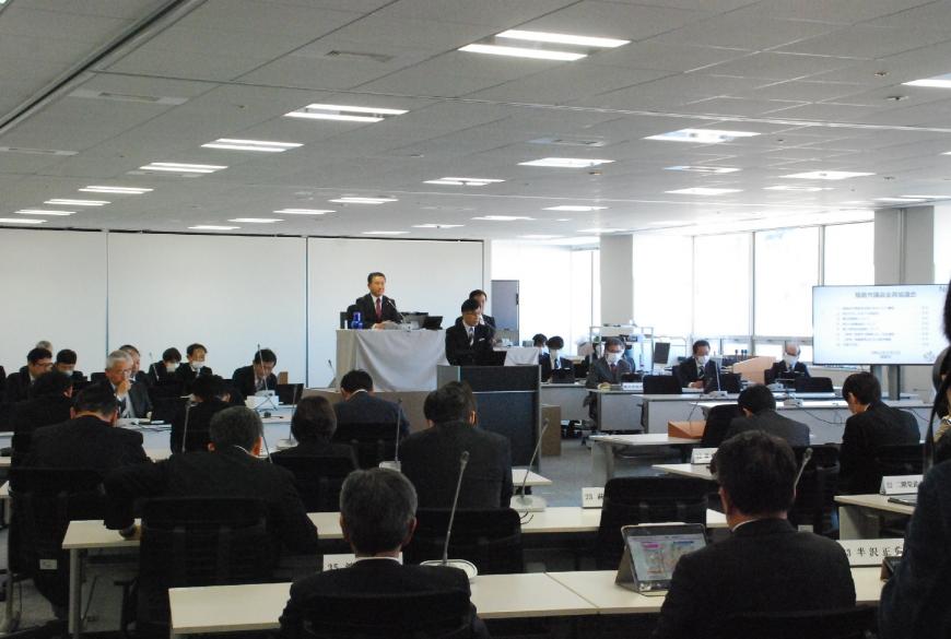 令和6年2月2日全員協議会の全体の様子を室内後方から撮影した写真