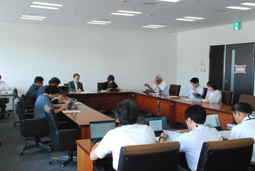 建設水道常任委員会の方々がパソコンなどを用いて会議をする様子を撮影した写真