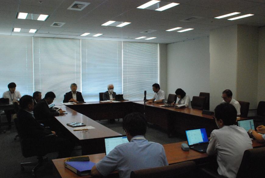 12名程の人数で総務常任委員会の方々が会議をしている様子を撮影した写真