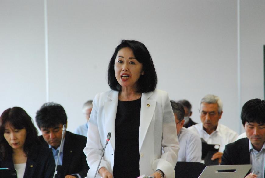 大きく開けた口でハキハキと話す菅原美智子議員を撮影した写真