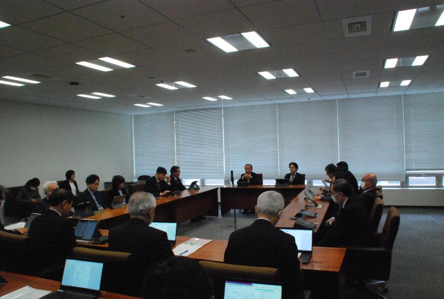 ロの字型に配置されたテーブルとに座り話をしている議会運営委員会の様子の写真