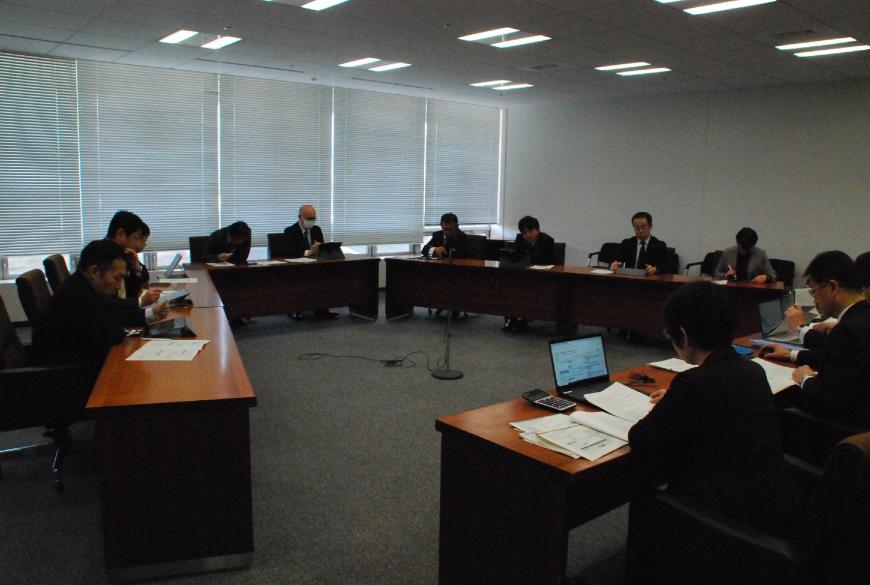 室内に設置された机に関係者が座り、文教福祉常任委員会が開かれている写真