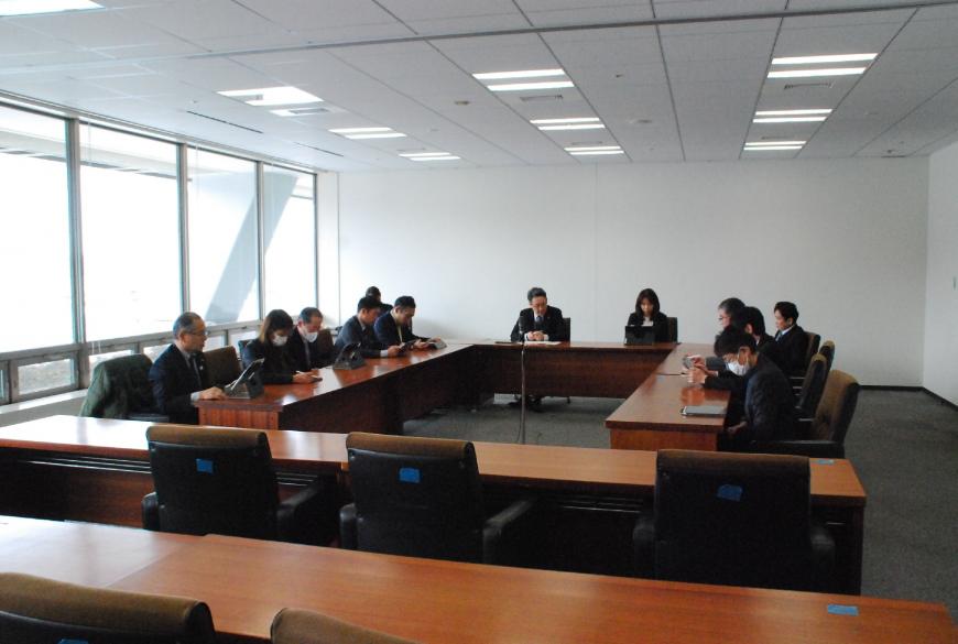 ロの字型の会議テーブルの席に関係者らが座り、調査特別委員会が行われている写真