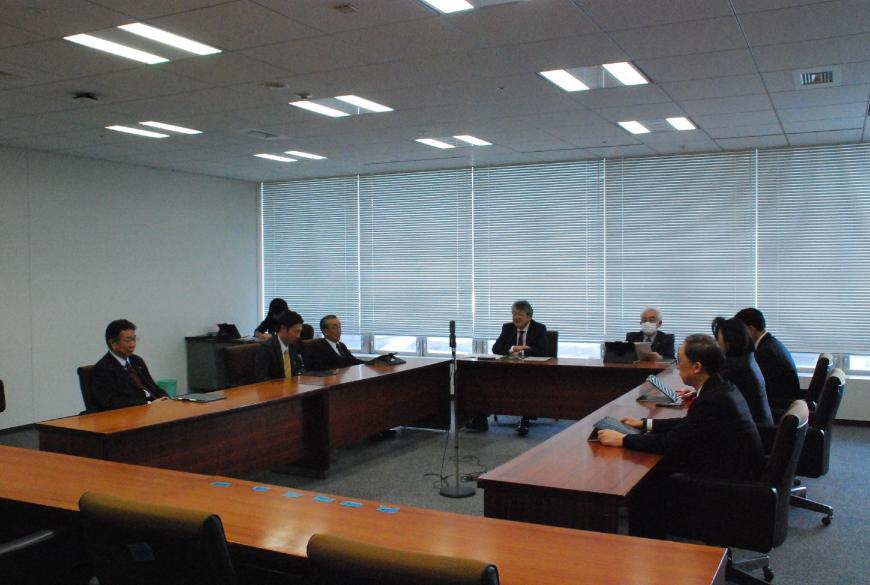 会議室で、コの字型に並べられた会議テーブルの席に関係者が座り、総務常任委員会を行っている写真