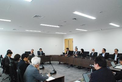 ロの字型に設置した机に委員が座り会議が行われている様子の写真