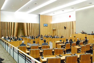 議場で議会が行われている様子の写真