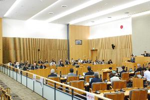議場で会議を行っている様子