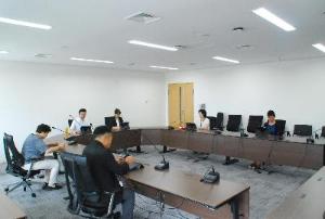 議員が会議を行っている様子