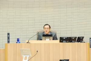 本会議の議長の様子
