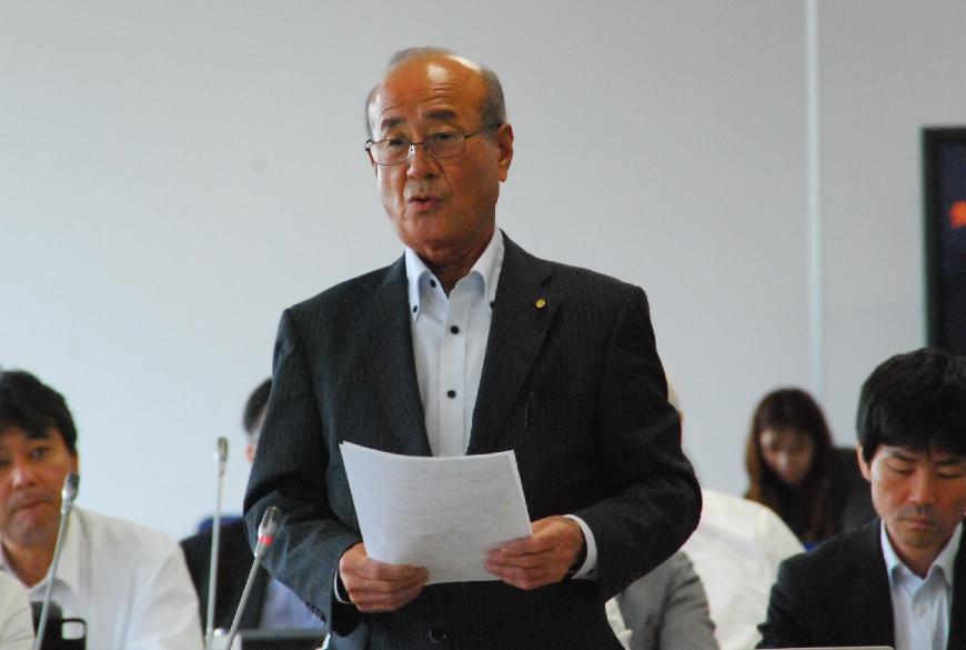 冷静な面持ちで淡々と話す羽田房男議員を撮影した写真