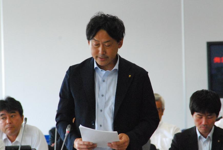 手元の書類を見ながら話す七島奈緒議員を撮影した写真