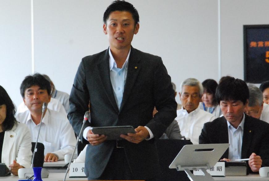 まっすぐ前を見て話す浦野洋太朗議員を撮影した写真