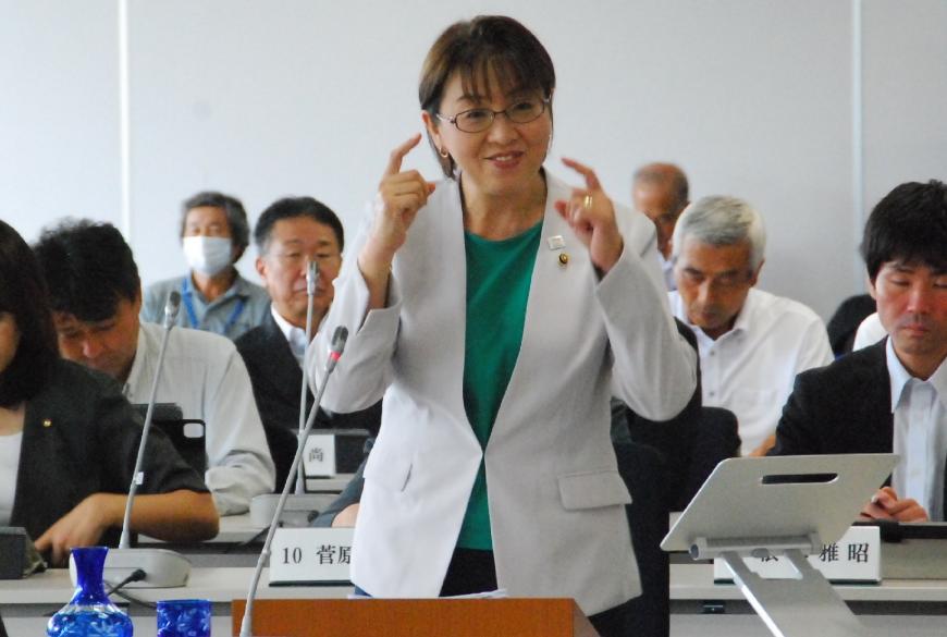 身振り手振りで笑顔で話す三浦由美子議員を撮影した写真