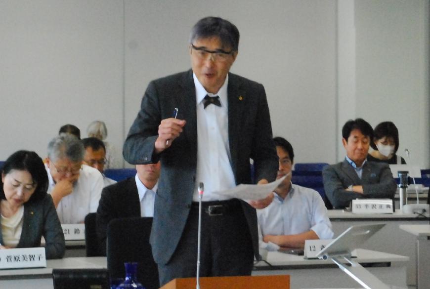 ペンと書類を持った大平洋人議員が熱のこもった話をする様子を撮影している写真