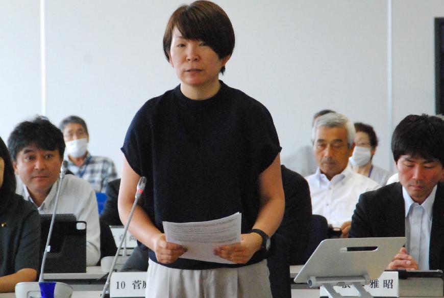 書類を持ち真剣な表情で話をする佐々木優議員を撮影した写真