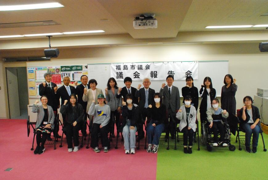 桜の聖母短期大学との意見交換に参加した方々が2列に並びガッツポーズをして記念撮影している写真