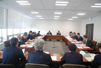 ロの字型に設置された席に参加者が座り、議会基本条例策定特別委員会が開催されている様子の写真