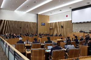 議場を俯瞰で写した写真