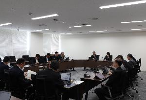 委員11名が、当局からの説明を受けている画像