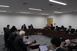 議員13名が会議をしている写真
