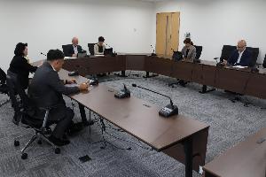 議員6名がタブレットを見ながら協議している写真